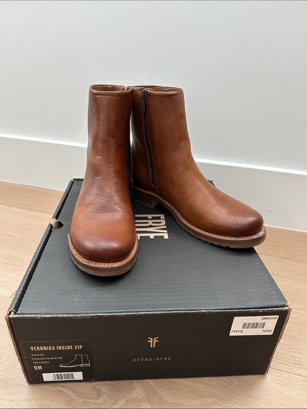 Frye women’s Brown Veronica inside zip Leather Chukka Boots